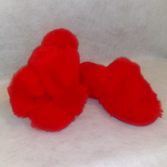 ☘️NWOT Red faux fur slippers by cat and jack - Picture 3 of 8